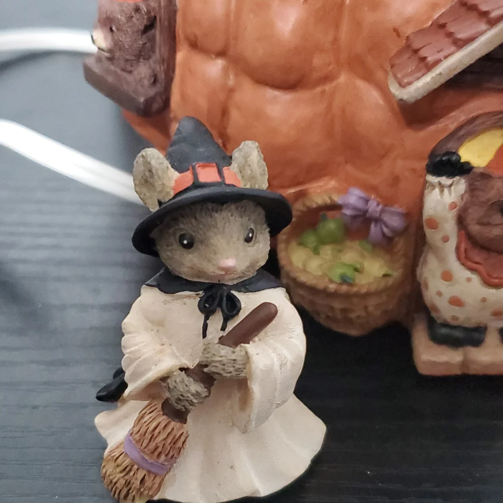 Munchkin Lighted Pumpkin Set with Figurines - Picture 7 of 9